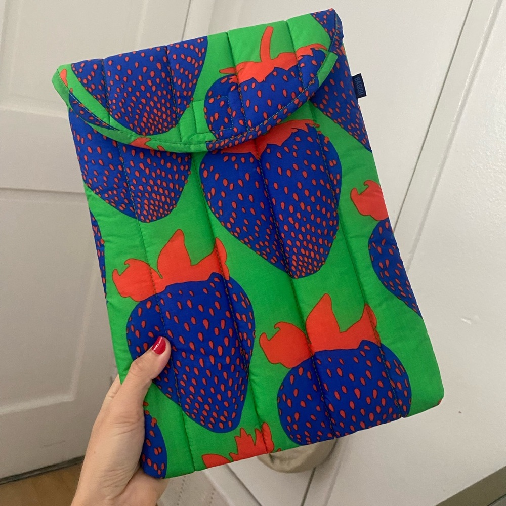 BAGGU 13/14” strawberry laptop sleeve